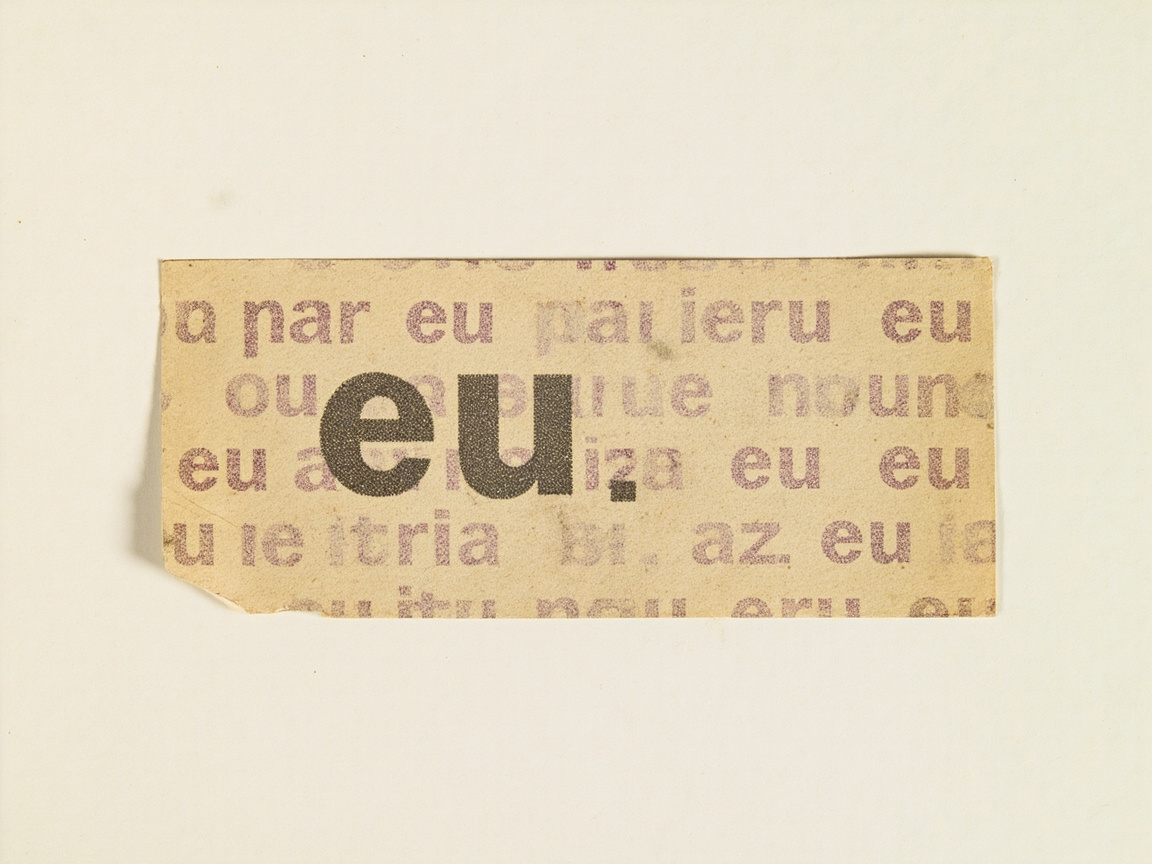 Fragmento de papel envelhecido com a palavra 'eu' impressa em preto, sobreposta a repetições desbotadas da mesma palavra em tinta violeta, como cópias de mimeógrafo levemente desalinhadas.